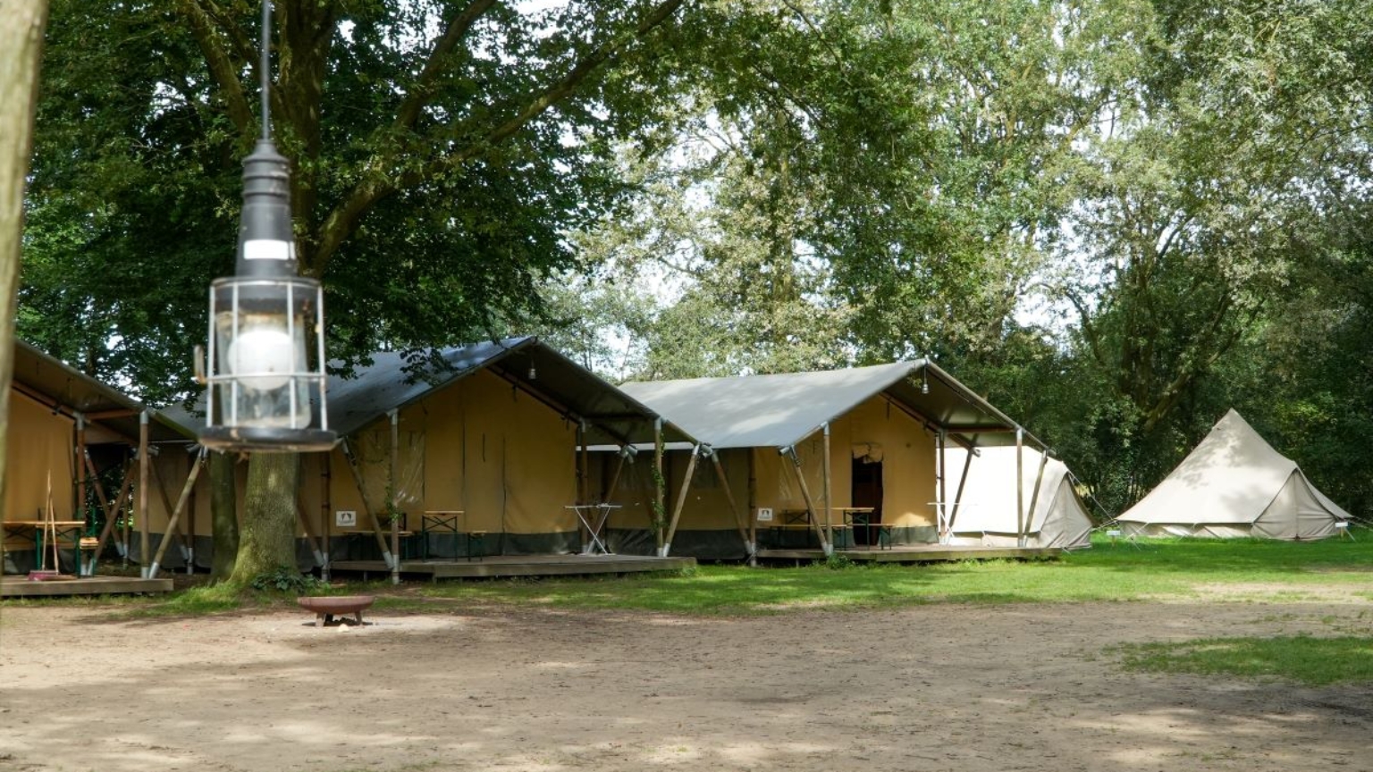 Safarikampeerterrein Overdag Overnachten Markant